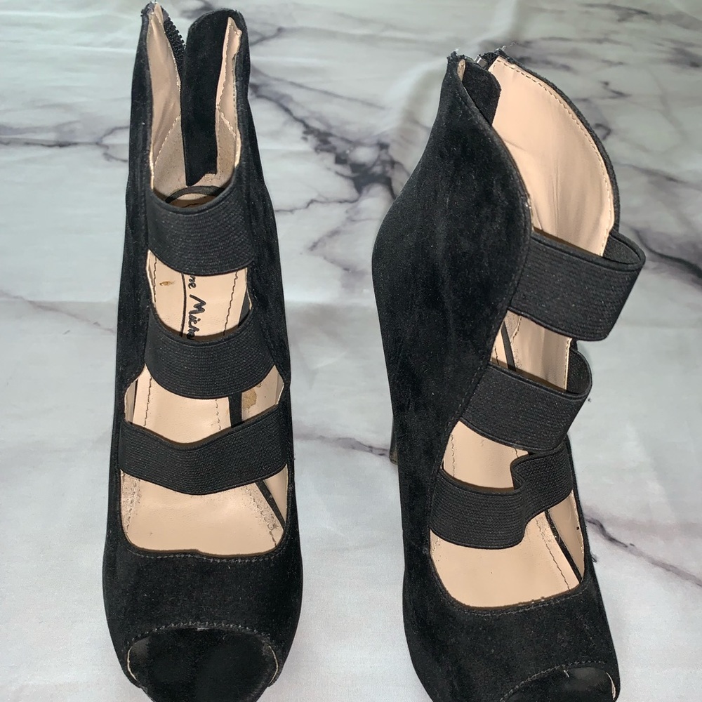 STRAPPY BLACK HEELS
